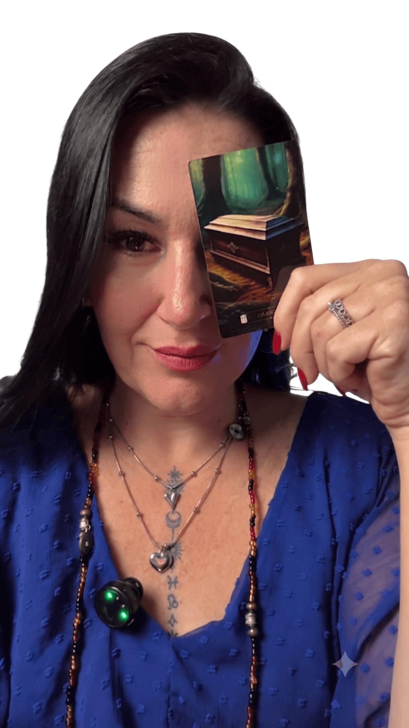 Marcinha segurando cartas